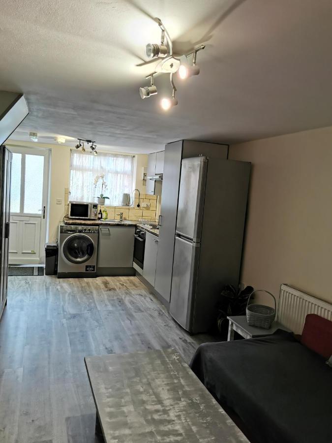 Palaz 1 - 2 Bedroom Garden Flat Edmonton Luaran gambar